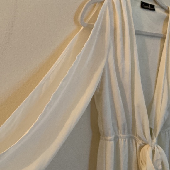 🤍 Deep V, Tie Front Long Sleeve, Shorts Romper - Picture 5 of 5